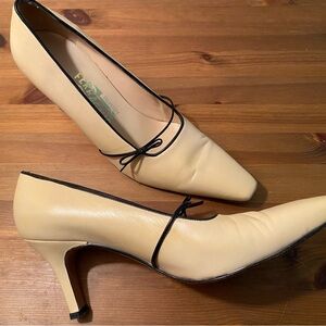 Ferragamo Heels, with delicate bow in size 8.5